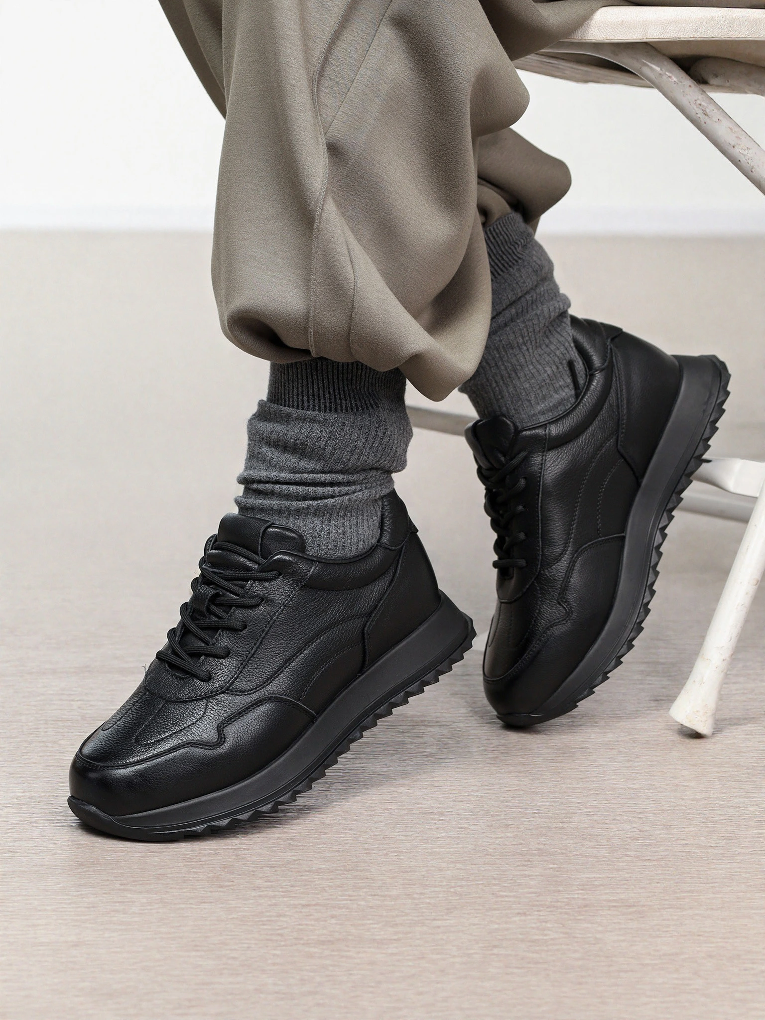 Кроссовки черного цвета на низкой рельефной подошве